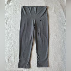 Nike Dry Fit Stripped Capri Leggings Size M